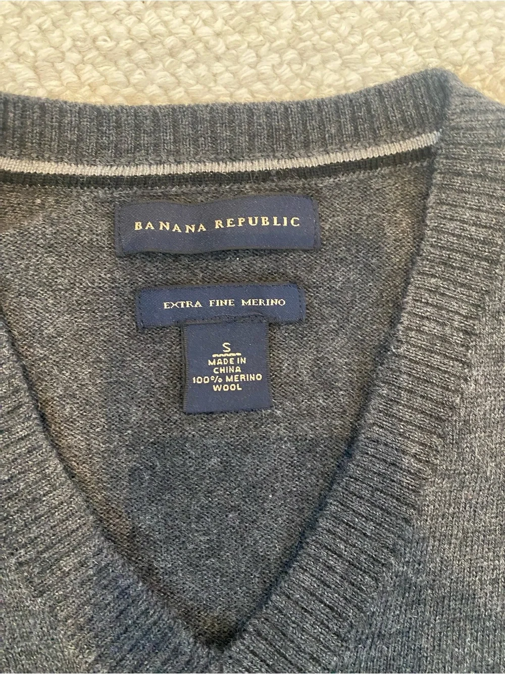 Banana Republic 100% Merino Wool V-Neck Sweater Men’s S Charcoal Gray